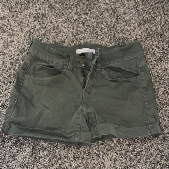 SO Pants - SO Women's Olive Cargo Shorts
